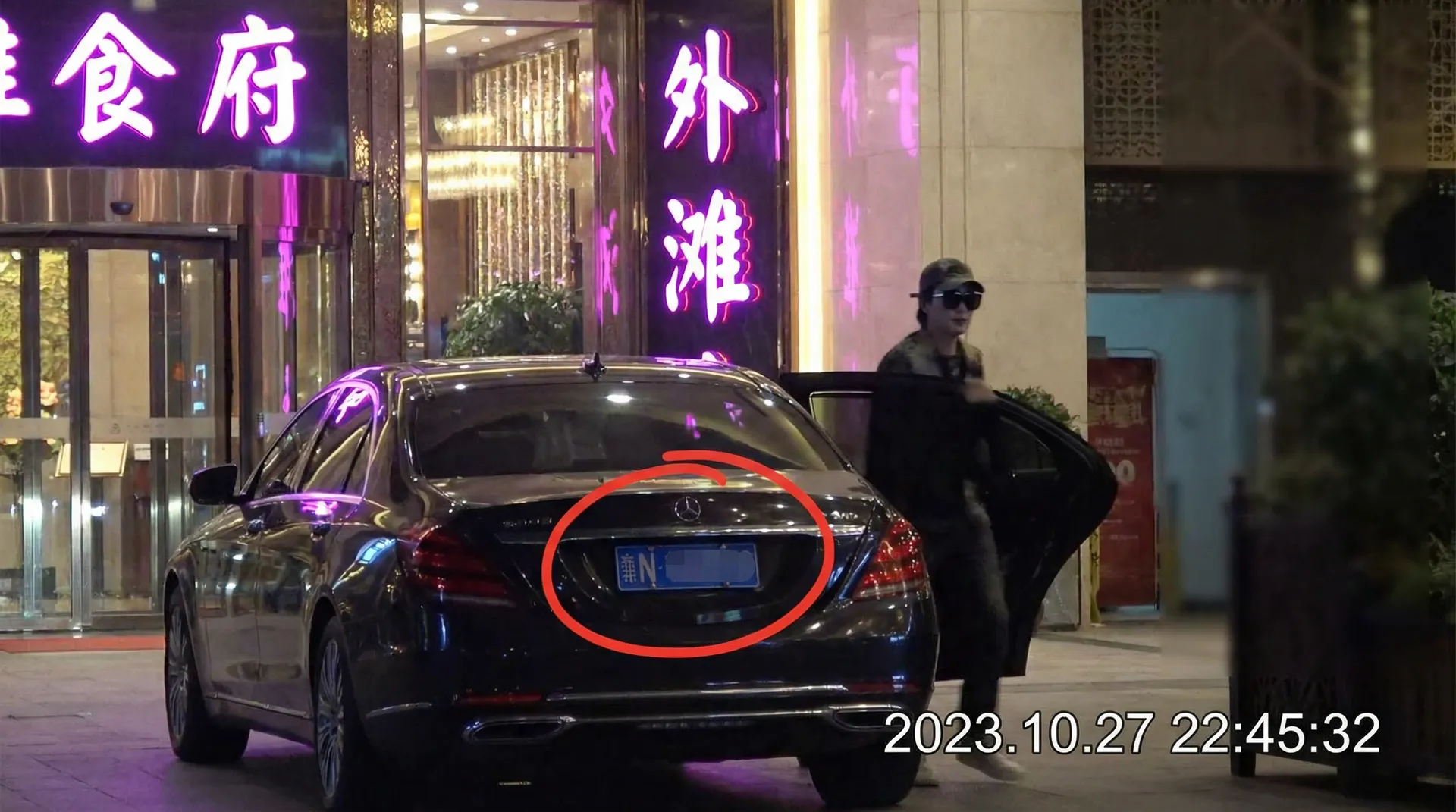 鸿博体育版网址 - 豪车餐厅外偷拍